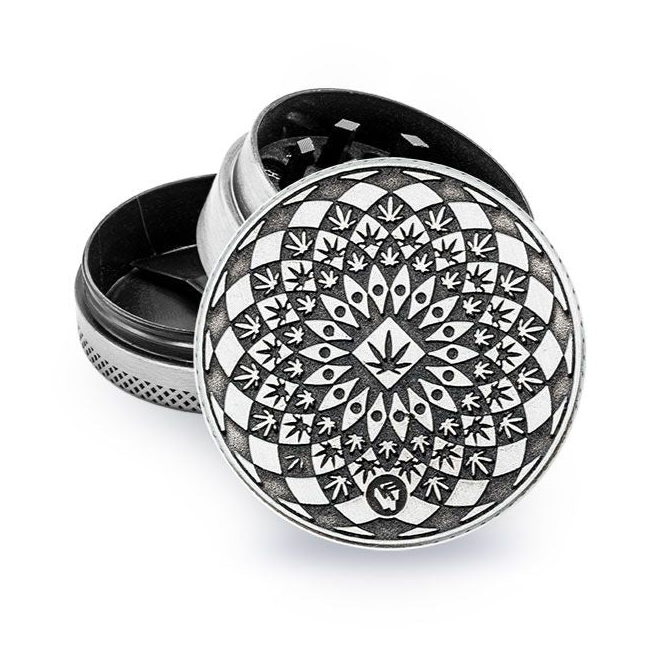 FireFlow Grinder Leaf Pattern Silber geöffnet mit Mandala-Muster aus Hanfblättern