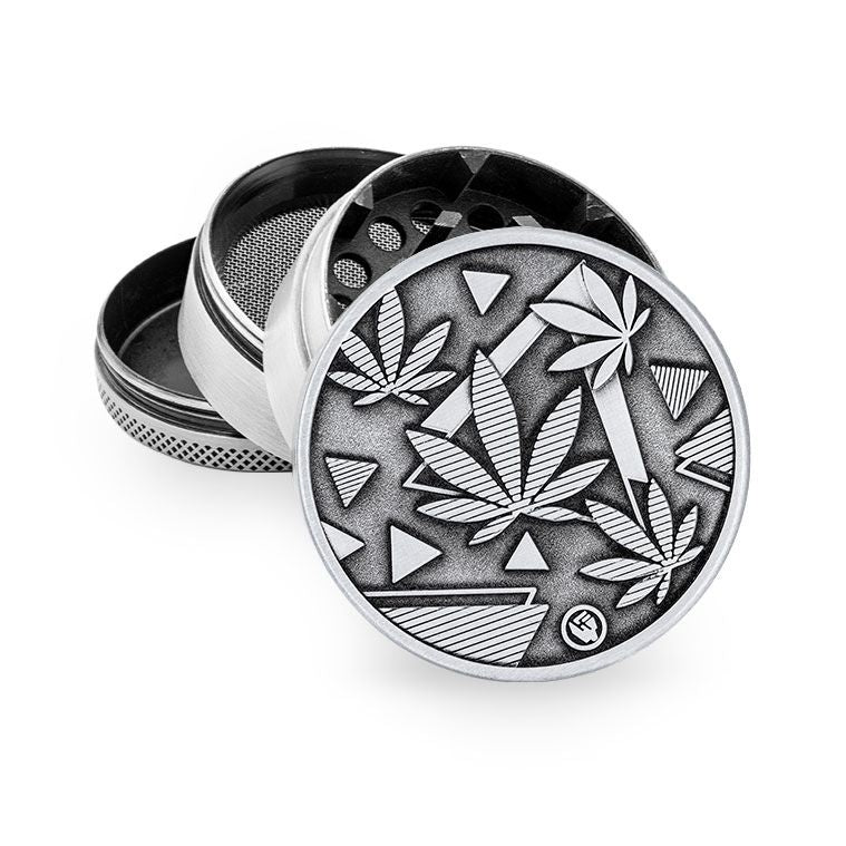 Silberner FireFlow Metall-Grinder geöffnet mit Hanfblatt Relief, 4 Teile sichtbar