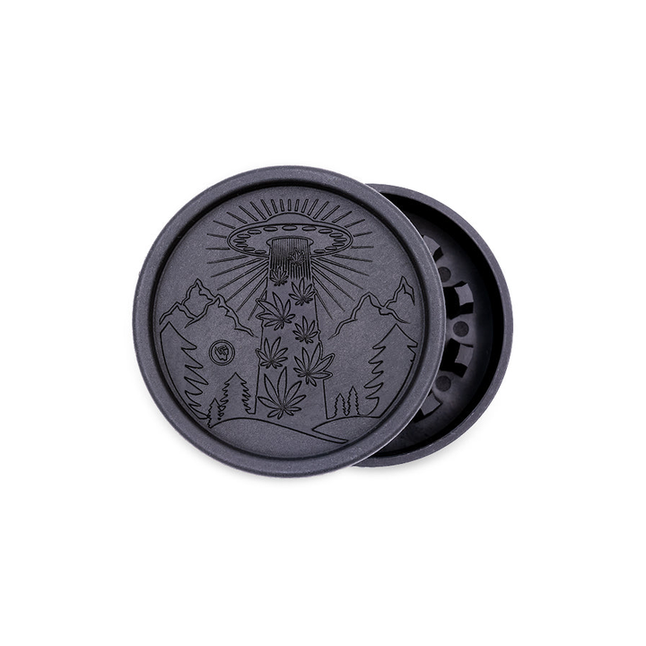 FireFlow Hemp Grinder 420 Alien schwarz geöffnet mit UFO und Hanfblatt Gravur