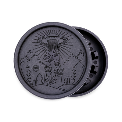 FireFlow Hemp Grinder 420 Alien schwarz geöffnet mit UFO und Hanfblatt Gravur