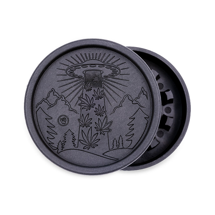 FireFlow Hemp Grinder 420 Alien schwarz geöffnet mit UFO und Hanfblatt Gravur