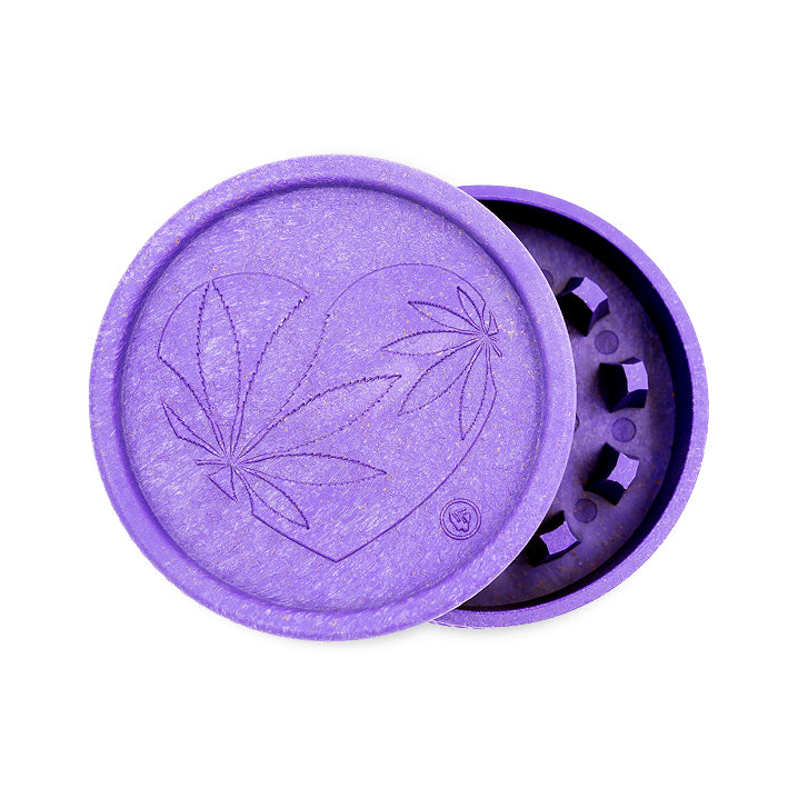 FireFlow Hemp Grinder 420 Heart in Violett geöffnet mit Herz aus Hanfblättern