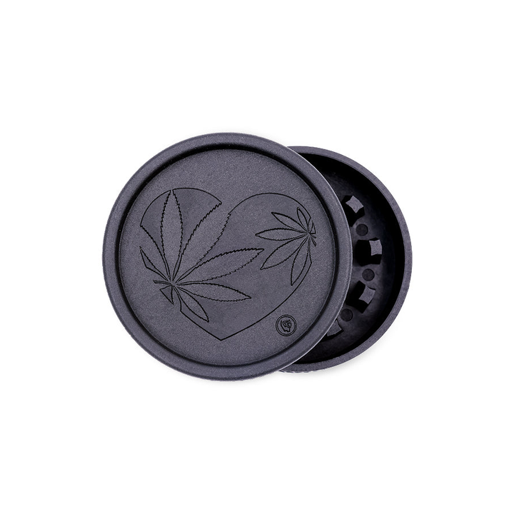 FireFlow Hemp Grinder 420 Heart in Schwarz geöffnet mit graviertem Herzmotiv