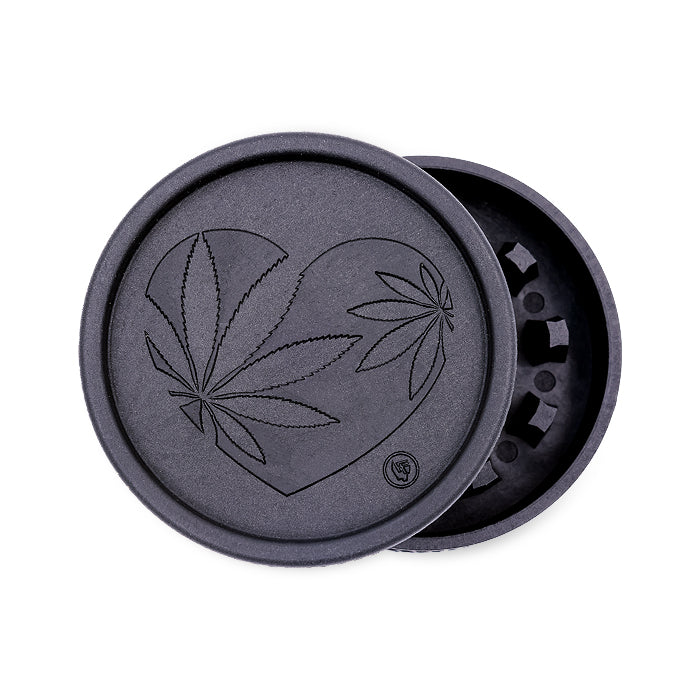 FireFlow Hemp Grinder 420 Heart in Schwarz geöffnet mit graviertem Herzmotiv