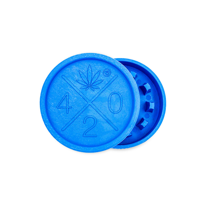 Blauer FireFlow Hemp Grinder geöffnet mit geprägtem 420 Logo und Hanfblatt