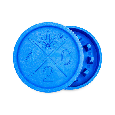 Blauer FireFlow Hemp Grinder geöffnet mit geprägtem 420 Logo und Hanfblatt