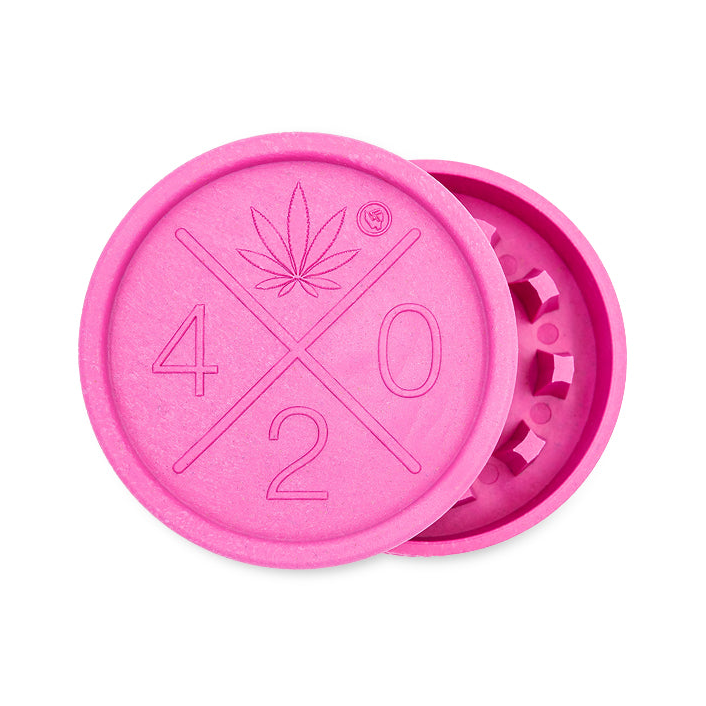Pinker FireFlow Hemp Grinder geöffnet mit 420 Prägung und Hanfblatt Motiv