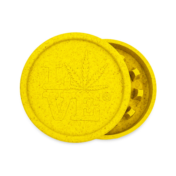 Gelber FireFlow Hemp Grinder mit Love Schriftzug und Hanfblatt, leicht geöffnet