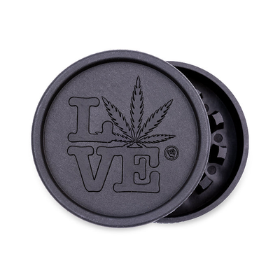 Schwarzer FireFlow Hemp Grinder mit Love Motiv und Hanfblatt, Deckel versetzt