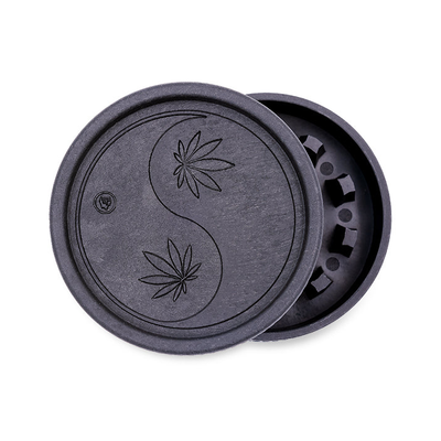Schwarzer FireFlow Hemp Grinder mit Yin Yang Hanfblatt-Gravur, geöffnet 2-teilig