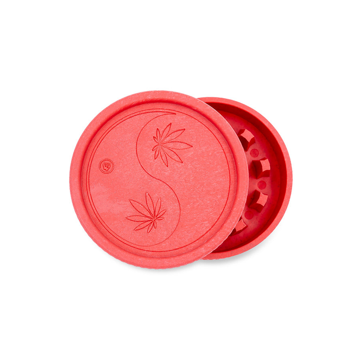 Roter FireFlow Hemp Grinder mit Yin Yang Design aus zwei Hanfblättern, leicht geöffnet