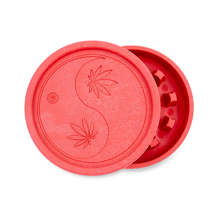 Roter FireFlow Hemp Grinder mit Yin Yang Design aus zwei Hanfblättern, leicht geöffnet