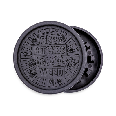 Schwarzer FireFlow Hemp Grinder mit Bad Bitches Good Weed Prägung, geöffnet