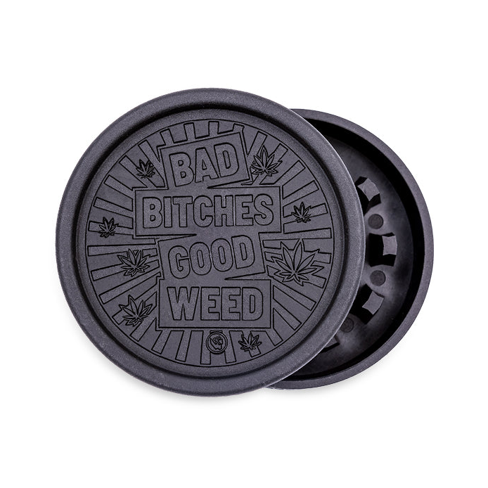 Schwarzer FireFlow Hemp Grinder mit Bad Bitches Good Weed Prägung, geöffnet
