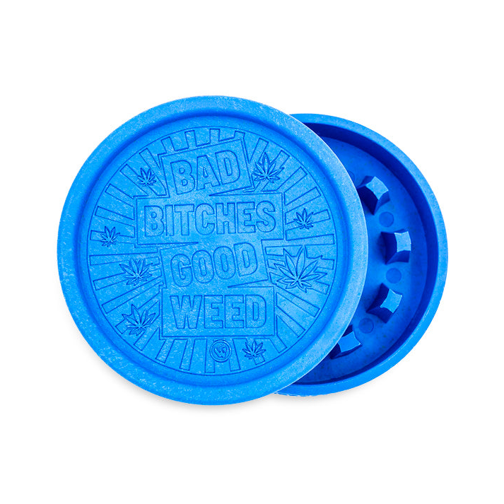 Blauer FireFlow Hemp Grinder mit Bad Bitches Good Weed Prägung und Hanfblättern