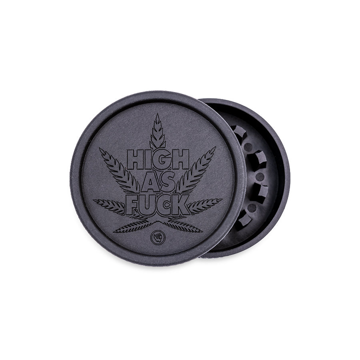FireFlow Hemp Grinder High as Fuck in Schwarz geöffnet mit Hanfblatt-Prägung
