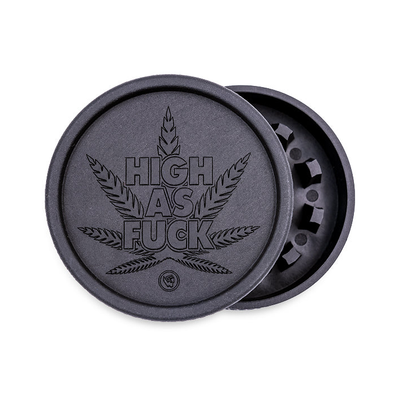 FireFlow Hemp Grinder High as Fuck in Schwarz geöffnet mit Hanfblatt-Prägung