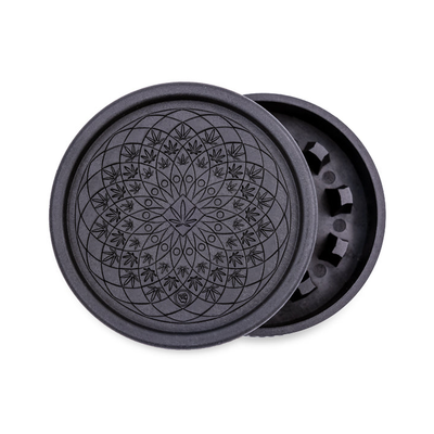 FireFlow Hemp Grinder Leaf Pattern schwarz geöffnet mit geprägtem Hanfblatt-Mandala