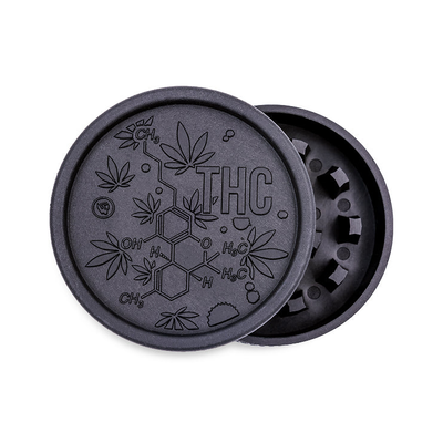 Schwarzer FireFlow Hemp Grinder geöffnet mit THC Molekül Gravur und Hanfblättern