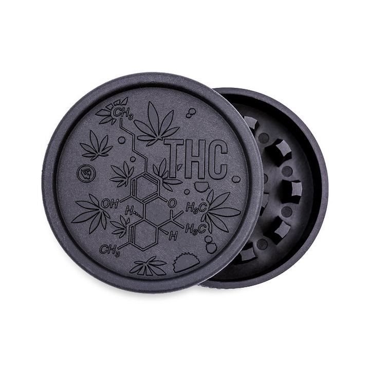 Schwarzer FireFlow Hemp Grinder geöffnet mit THC Molekül Gravur und Hanfblättern