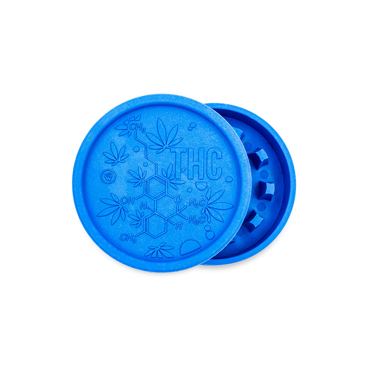 Blauer FireFlow Hemp Grinder geöffnet mit THC Molekül Gravur auf dem Deckel