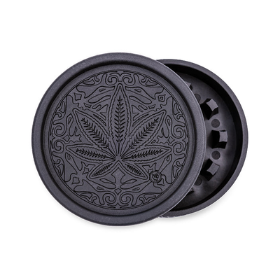 FireFlow Hemp Grinder Trance Leaf in Schwarz geöffnet mit verziertem Hanfblatt