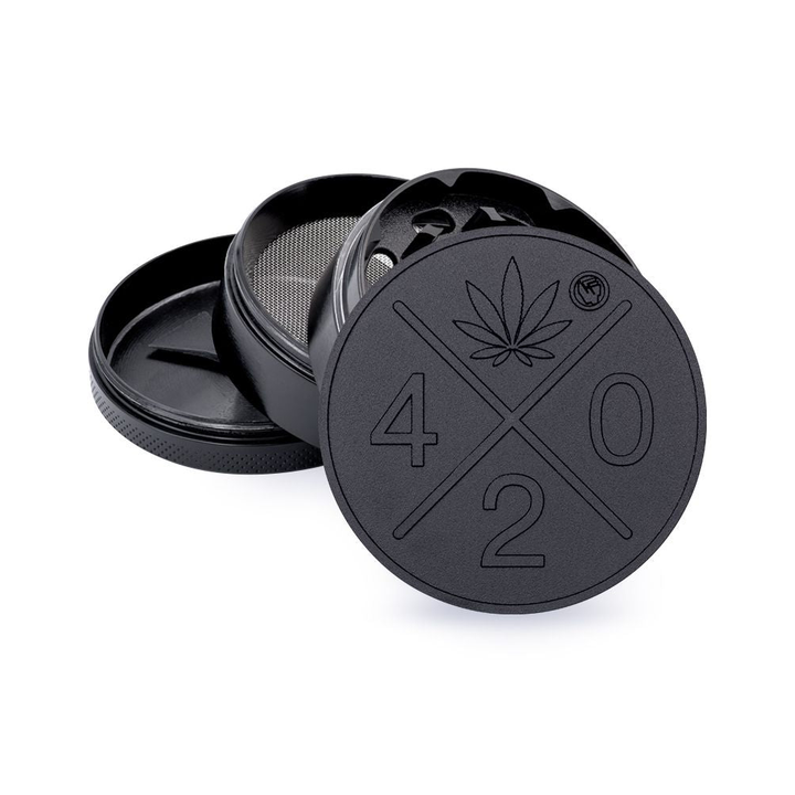 Schwarzer FireFlow Metall-Grinder mit 420 Logo und Hanfblatt, geöffnet mit Sieb