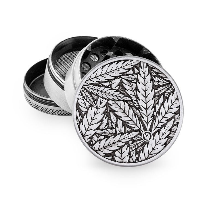 Silberner FireFlow Metall-Grinder geöffnet mit Blättermuster Leaves 33 auf dem Deckel