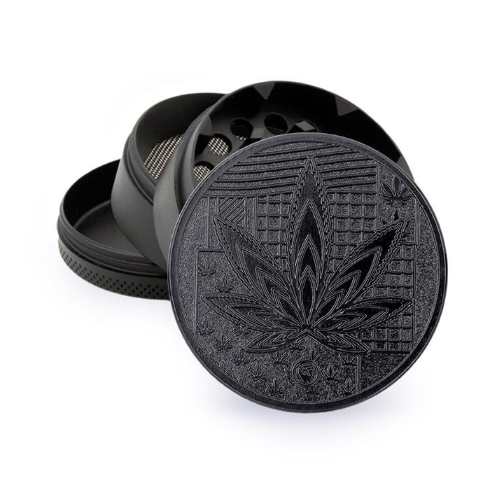 FireFlow Metall-Grinder Leaves 36 schwarz 4-teilig geöffnet mit Hanfblatt-Gravur auf dem Deckel