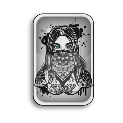 FireFlow Rolling Tray mit tätowierter Frau mit Bandana in Schwarz-Weiss, Draufsicht