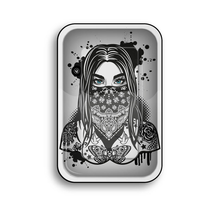 FireFlow Rolling Tray mit tätowierter Frau mit Bandana in Schwarz-Weiss, Draufsicht