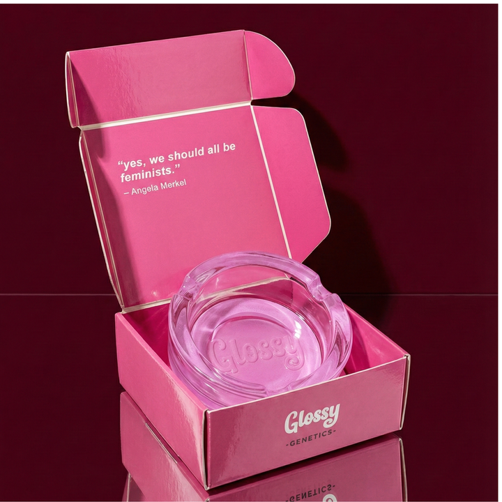 Glossy Genetics Glas-Aschenbecher in pinker Verpackung, geöffnet