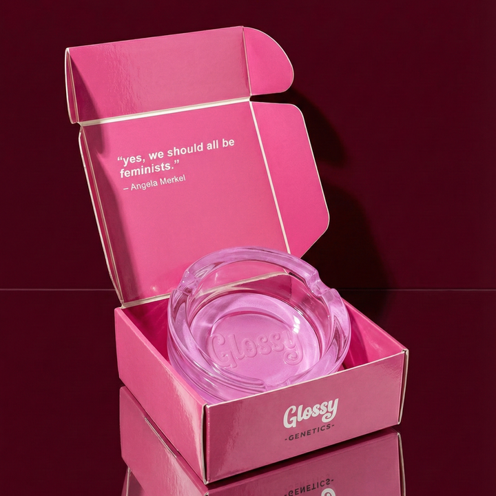 Glossy Genetics Glas-Aschenbecher in pinker Verpackung, geöffnet