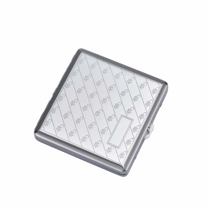 Zigarettenetui Classic 20er in der Hand, Grössenvergleich