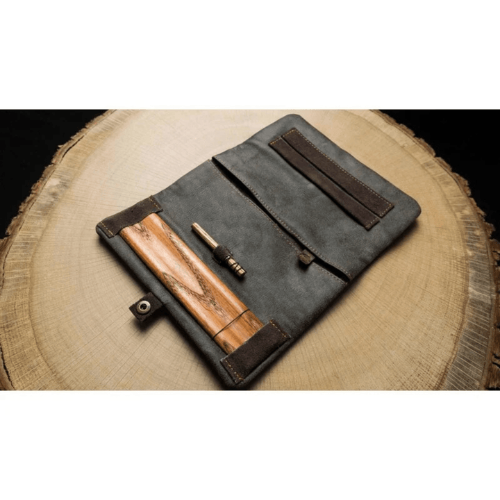 Geöffnete Kavatza Joint Tasche mit Drehunterlage und Blättchenhalter
