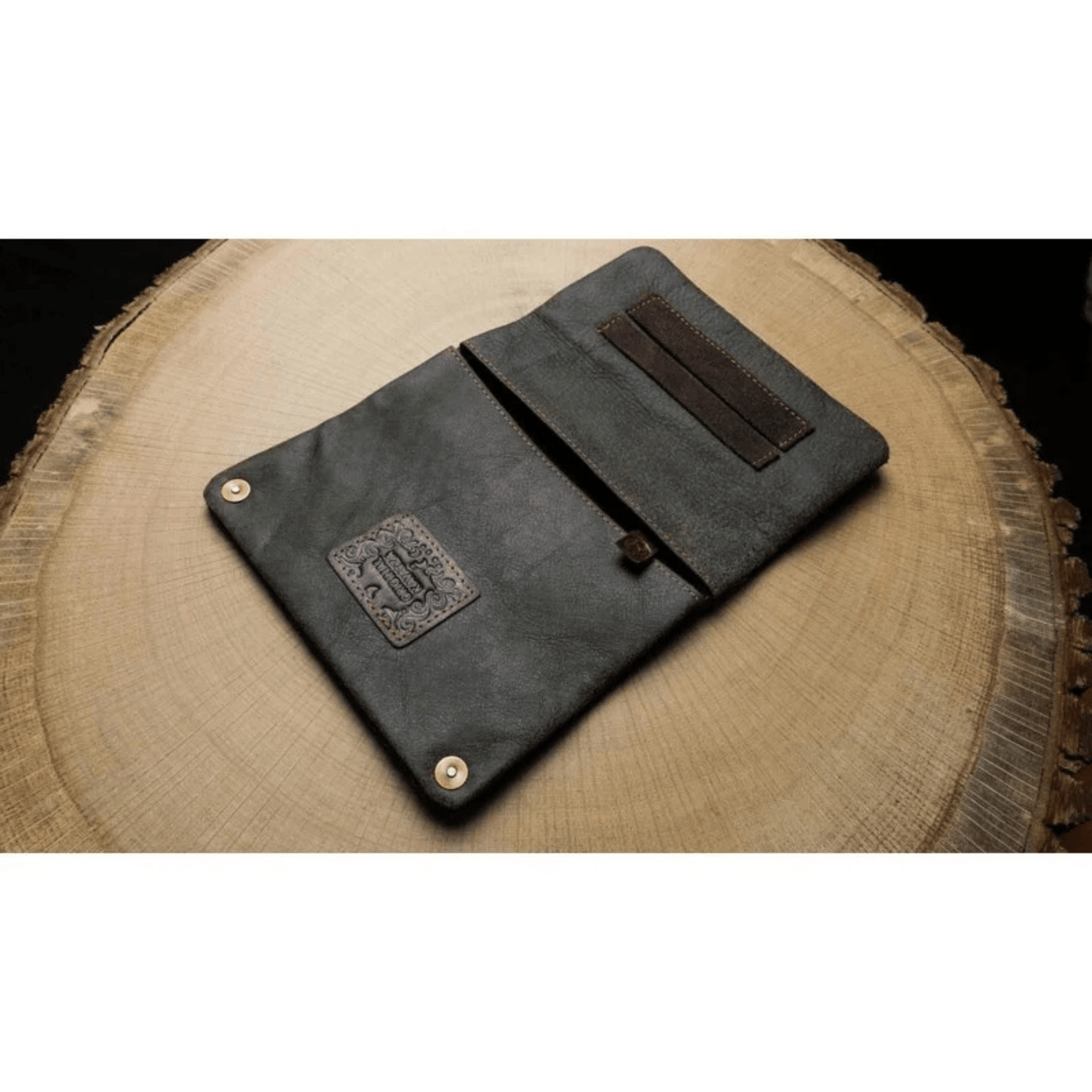 Geöffnete Kavatza Tabaktasche Brownie mit Innenfächern und Halter