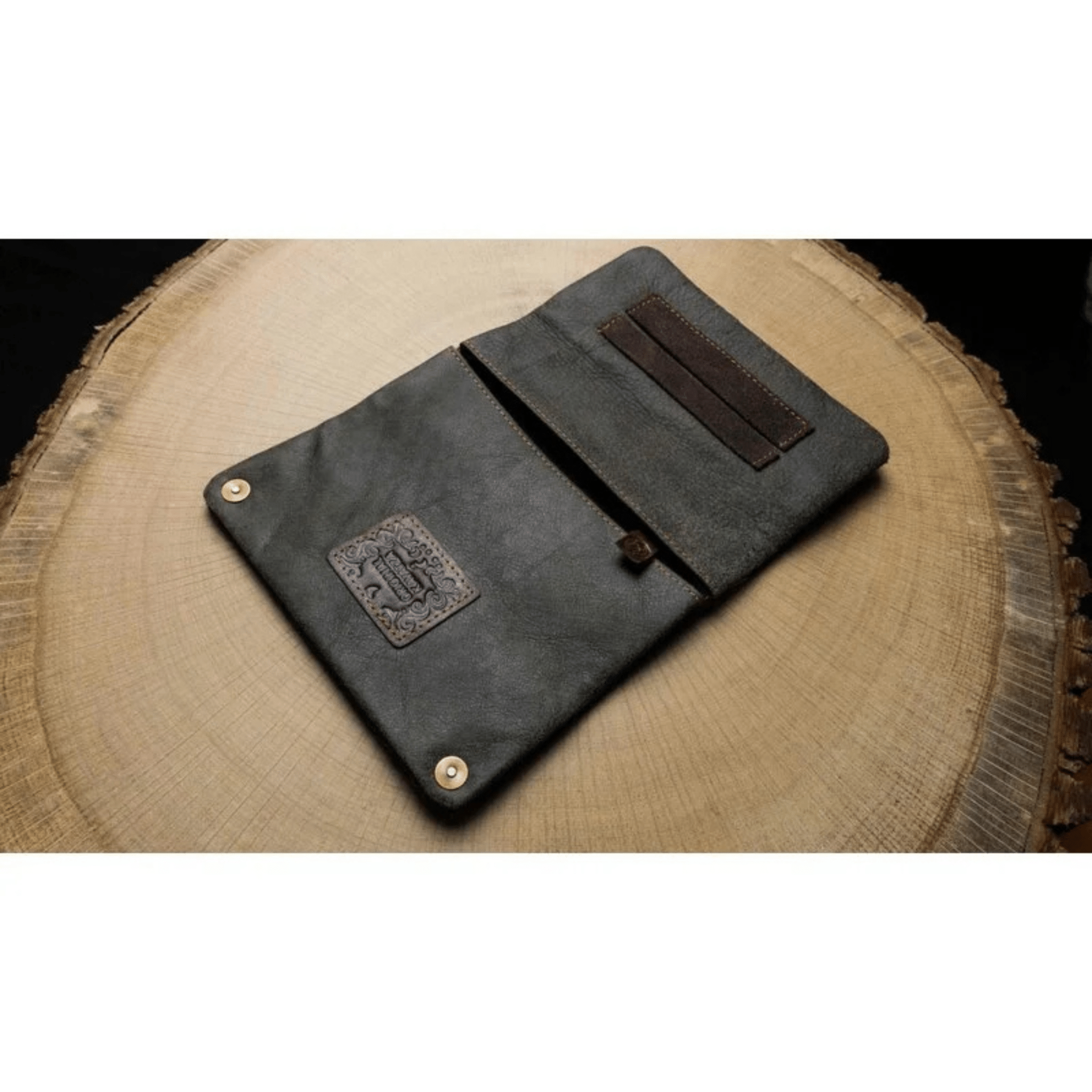 Geöffnete Kavatza Tabaktasche Brownie mit Innenfächern und Halter