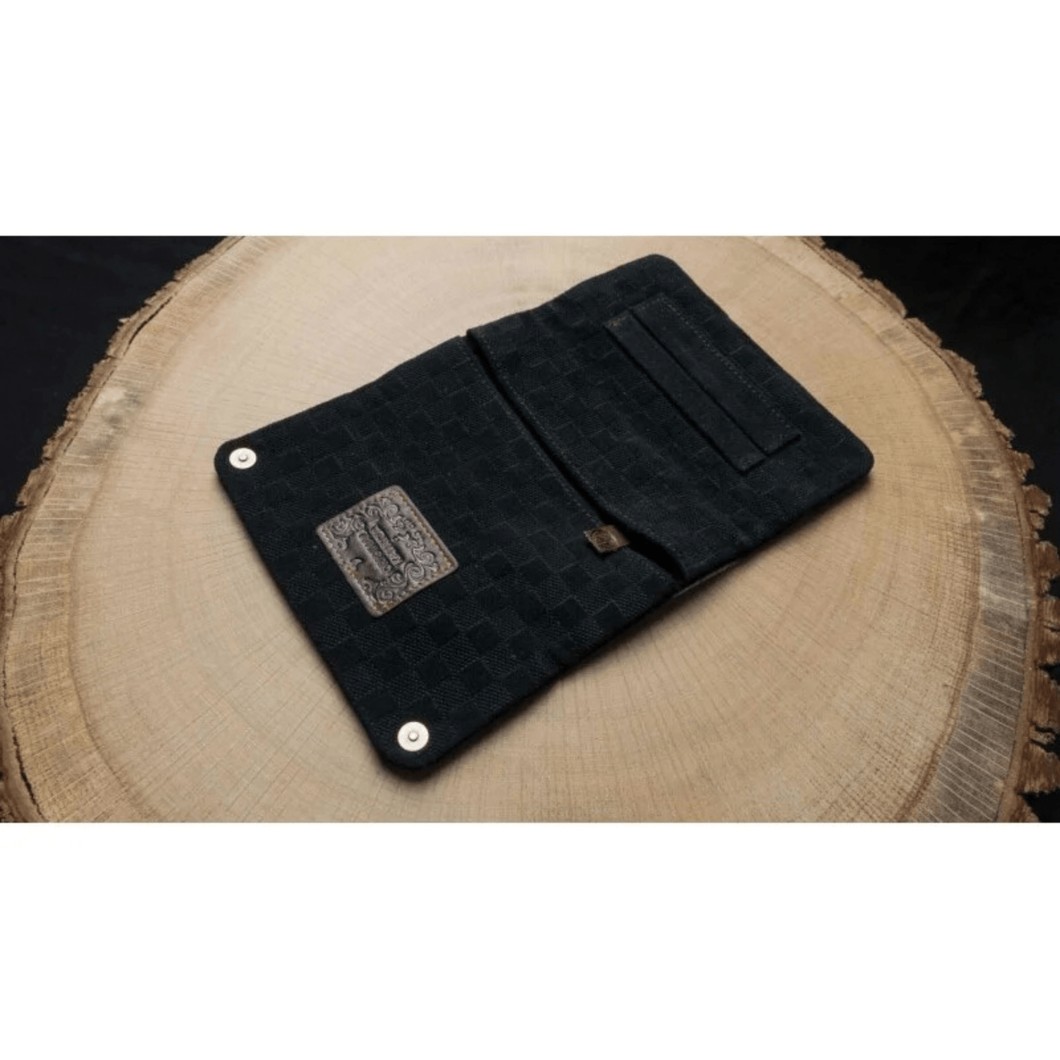 Geöffnete Kavatza Tabaktasche mit Fächern und Blättchenhalter