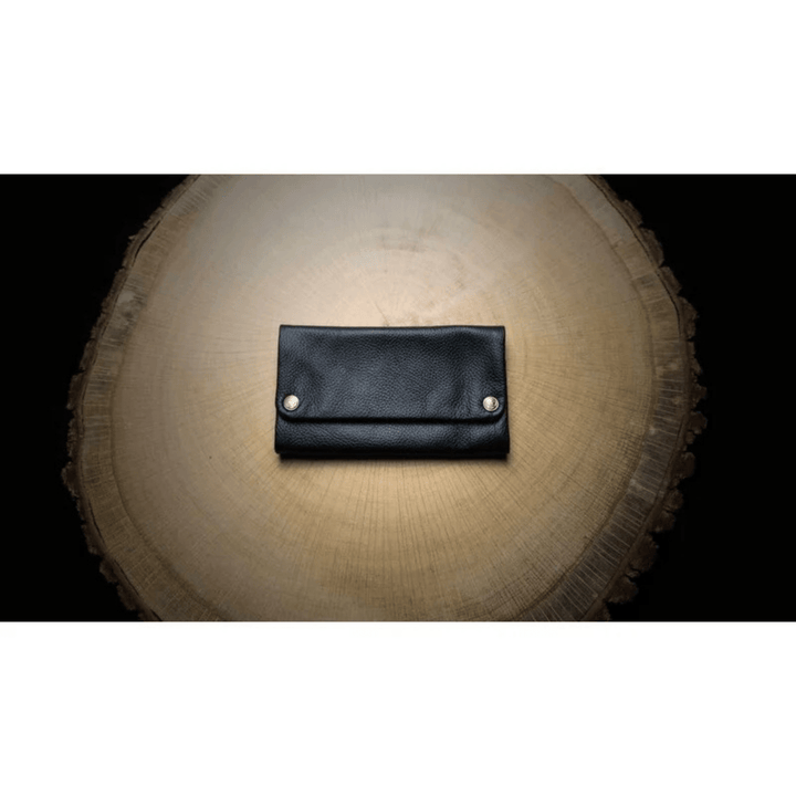 Kavatza Tabaktasche Classic Black aus Leder, geschlossen