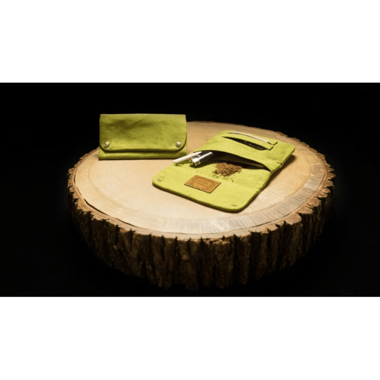 Innenansicht mit zwei Fächern und Blättchenhalter