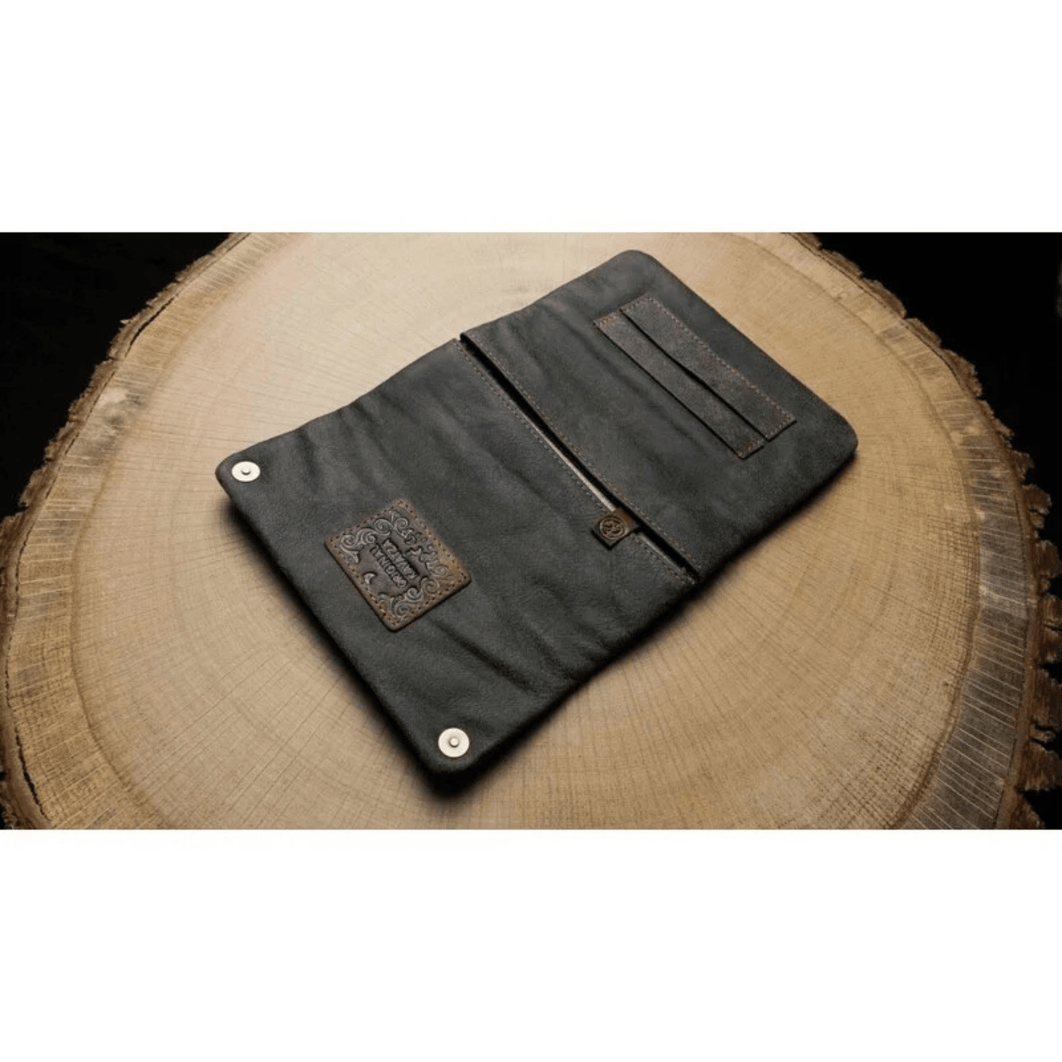 Geöffnete Kavatza Tabaktasche mit zwei Innenfächern und Blättchenhalter