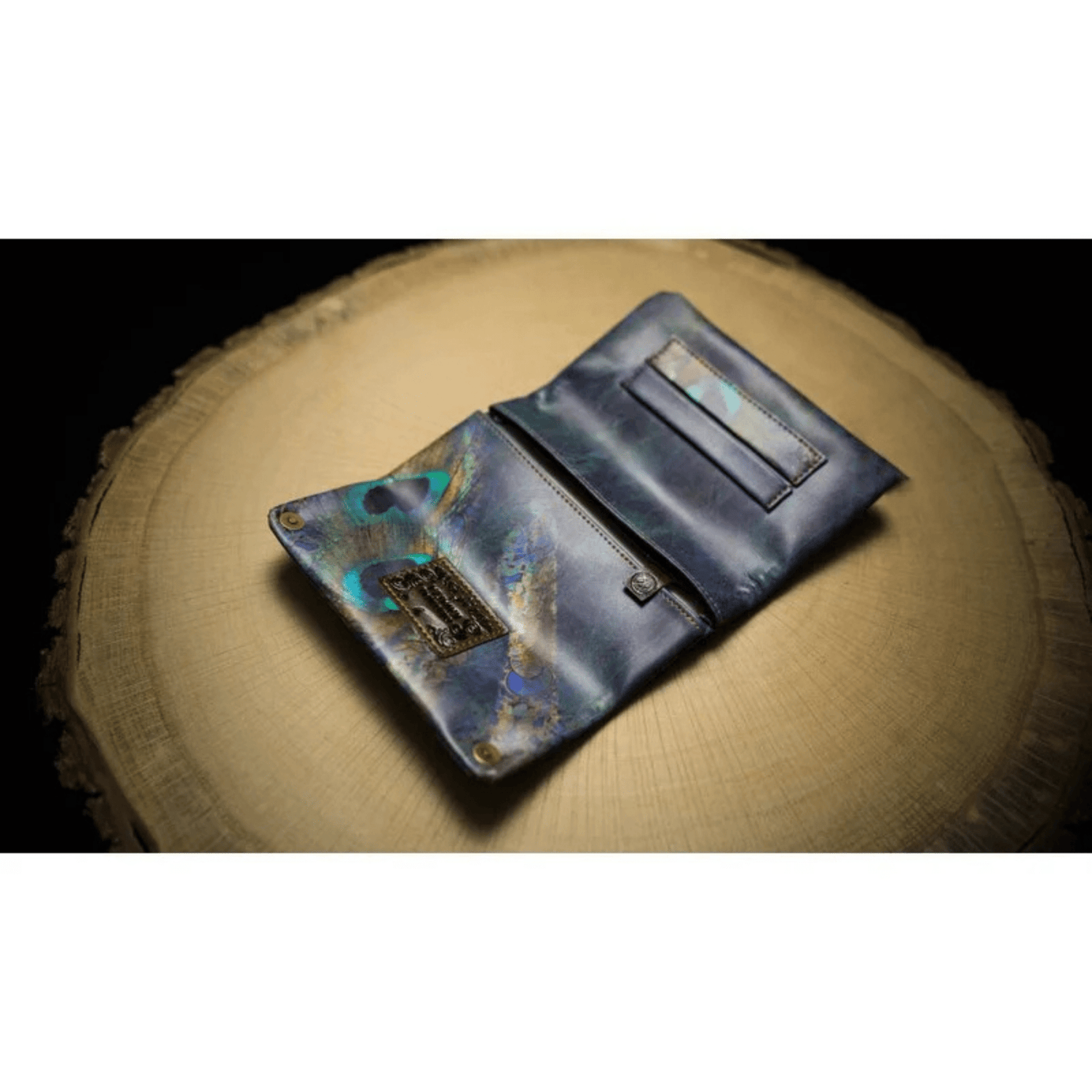 Geöffnete Kavatza Tabaktasche Peacock Blue mit Innenfächern