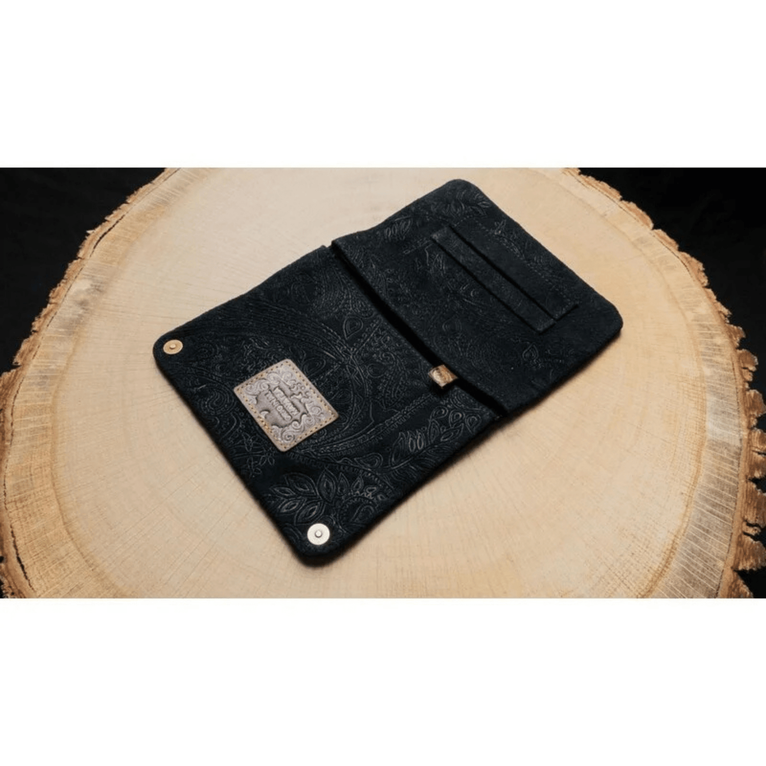 Geöffnete Kavatza Tabaktasche mit Blättchenhalter und Innenfächern