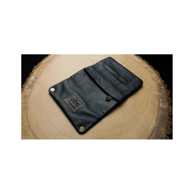 Geöffnete Kavatza Tabaktasche Classic Black mit Blättchenhalter