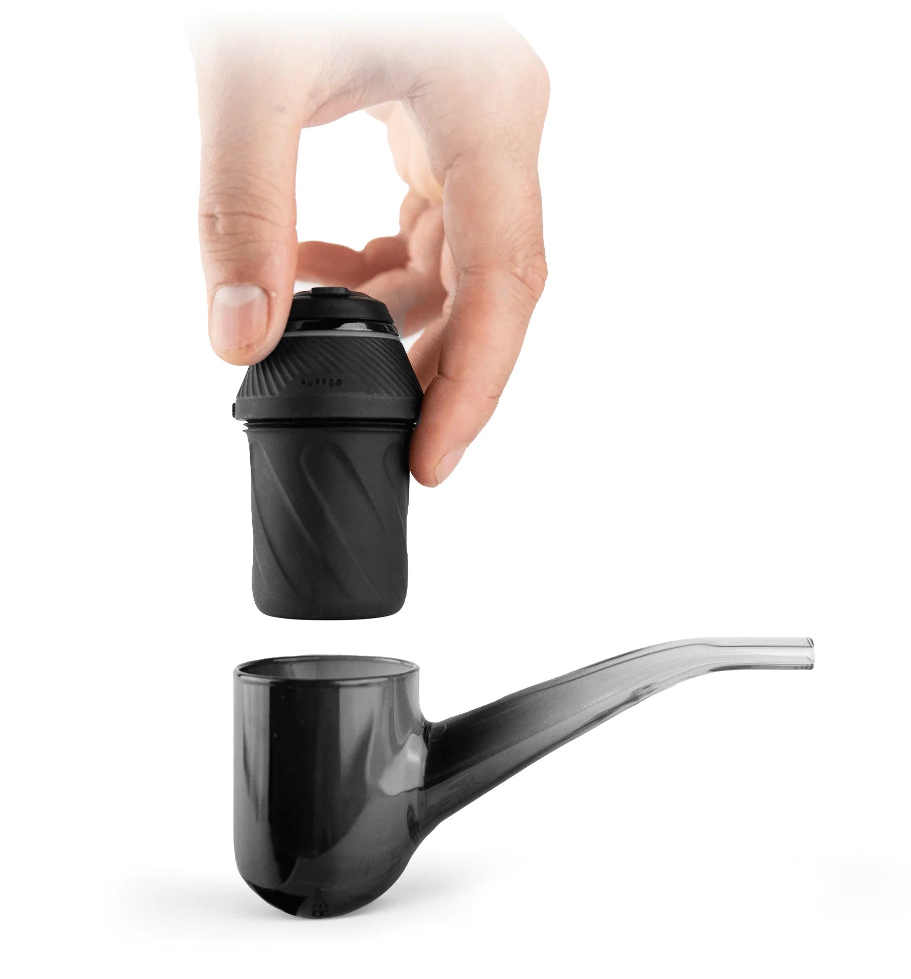 Hand setzt Puffco Proxy Base in Onyx Glas-Pipe ein