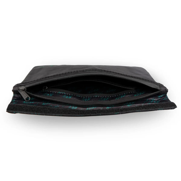 PURIZE Aktivkohletasche M Black Display mit mehreren Taschen