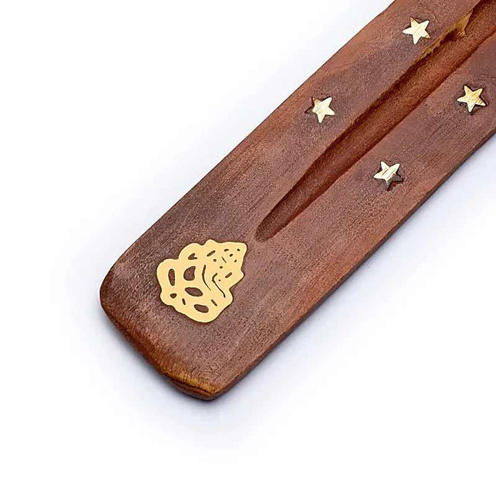 Detailansicht Ganesh-Motiv aus Metall am Holzhalter