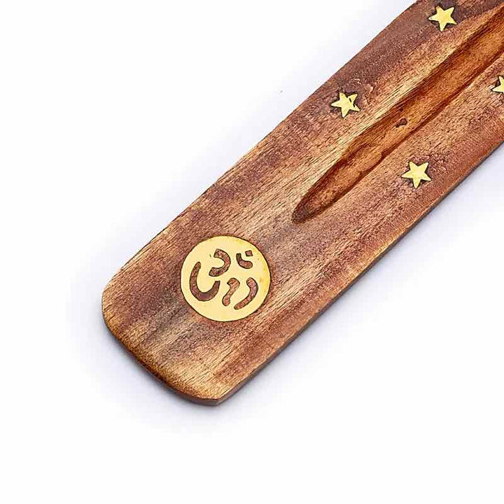 Detail OM Metall-Emblem am Holz Räucherstäbchenhalter