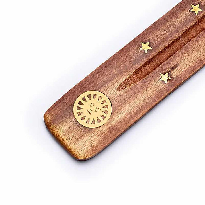 Detailansicht Sonnen-Metallemblem am Holz Räucherstäbchenhalter