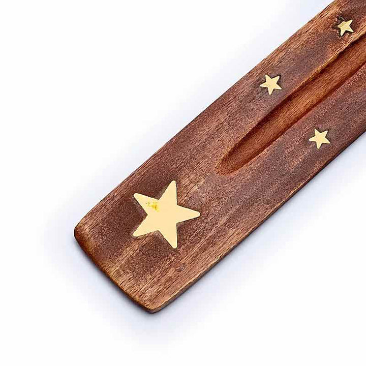 Detailansicht Stern-Metallemblem am Holz Räucherstäbchenhalter